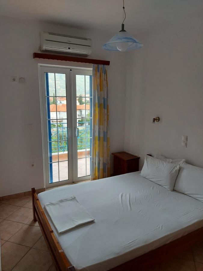 Matina Apartments Tyros المظهر الخارجي الصورة